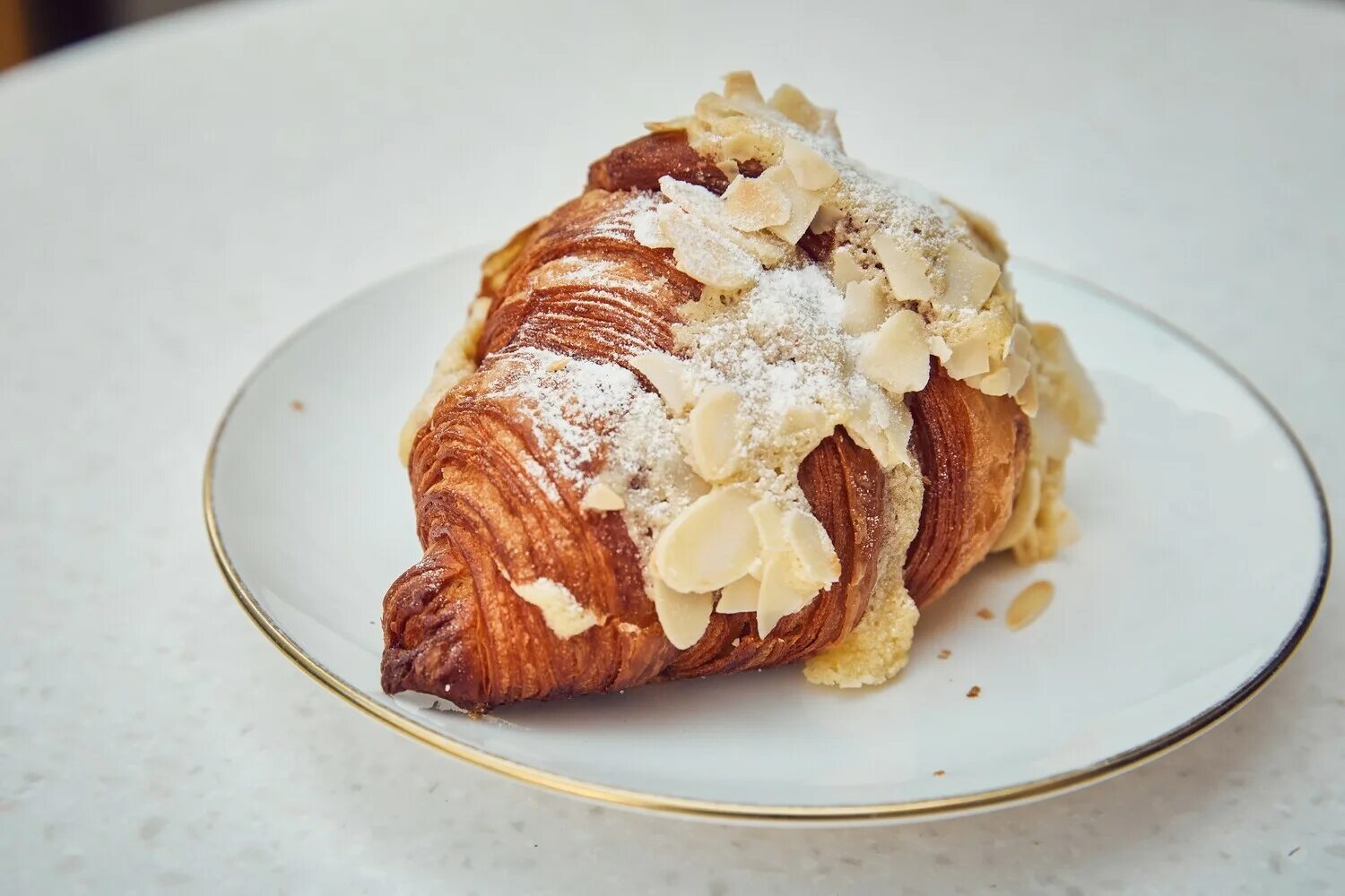 Круассан с миндалем. Миндальный круассан Шоколадница. Atelier de Tartelettes кондитерская. Круассан миндальный. Круассан миндальный Кофемания.