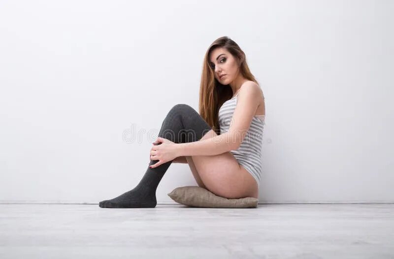Фото сидя на полу девушка. Фото сидя на полу девушка. Anastasia lis модель. Красивое фото девушке сидя на полу. Женщина на полу.