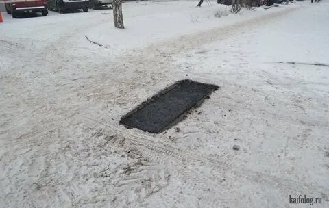 На асфальте снег ложится