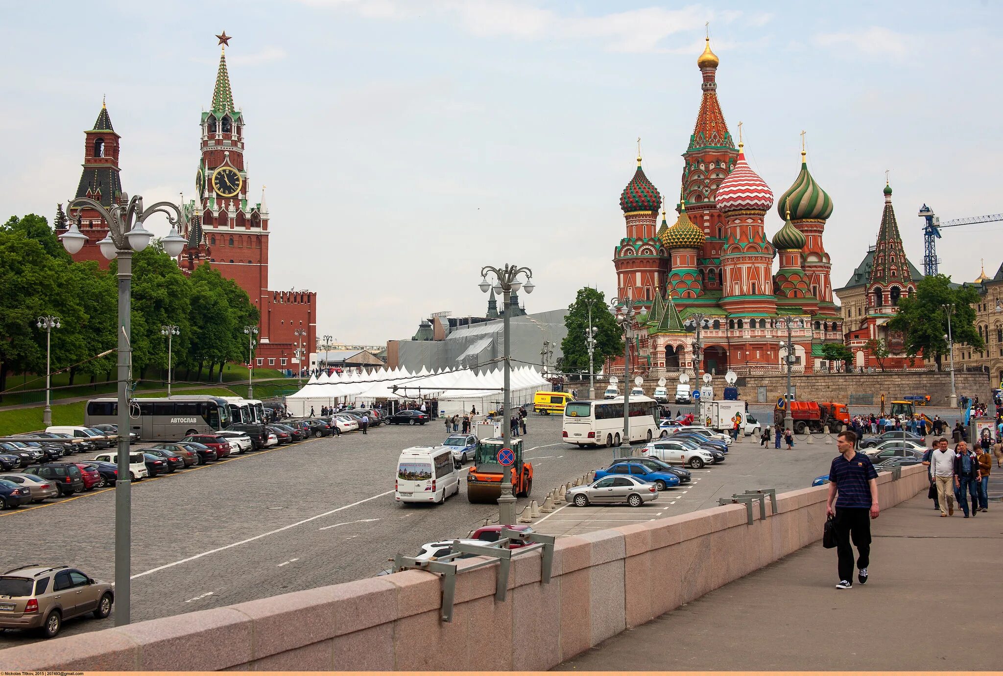 Москва усиленные меры. Храм Василия Блаженного Москва. Храм Василия Блаженного Васильевский спуск. Вид с Москворецкого моста на храм Василия Блаженного. Москва вид на Кремль и на храм Василия Блаженного.