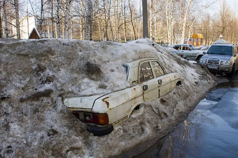 Почему машину бросает. Заброшенная машина во дворе. Брошенные машины. Брошенное во дворе авто зимой. Заброшенная машина в снегу.