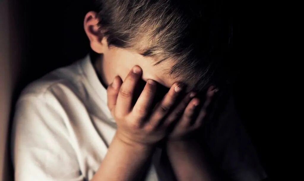 ребенок. мальчик плачет. ребенок закрывает лицо руками. ребенок с закрытыми глазами. ребенок плачет.