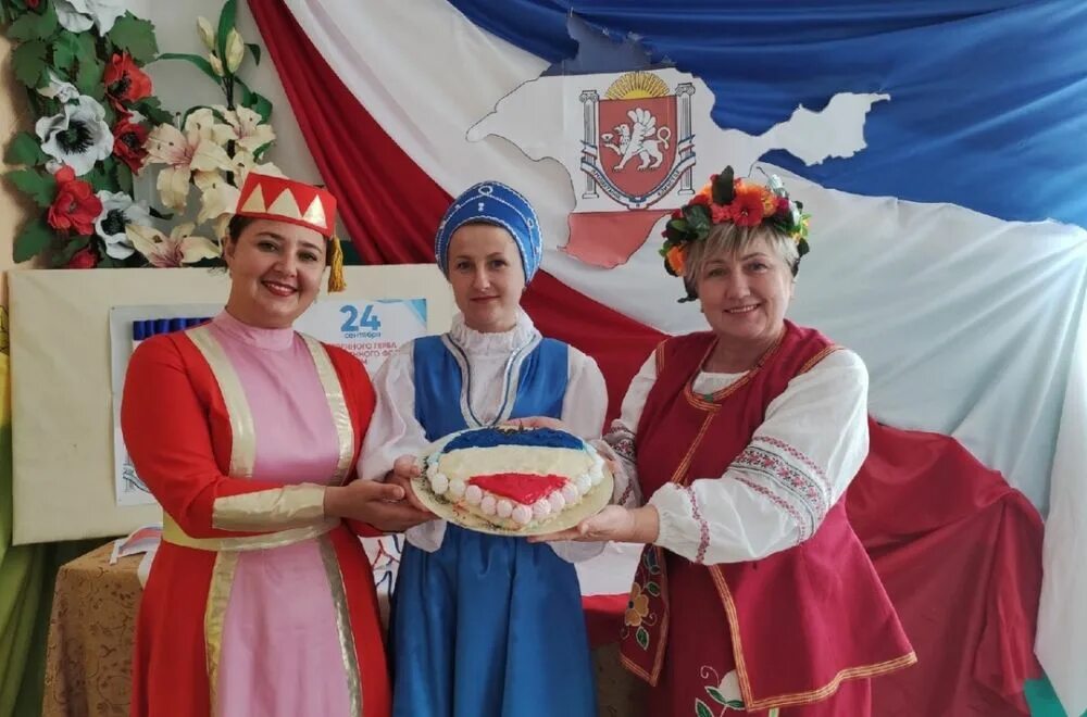 Какой праздник в крыму в июне. Национальные праздники крыма. день государственного флага крыма. костюмы республики крым. сдк день республики крым.