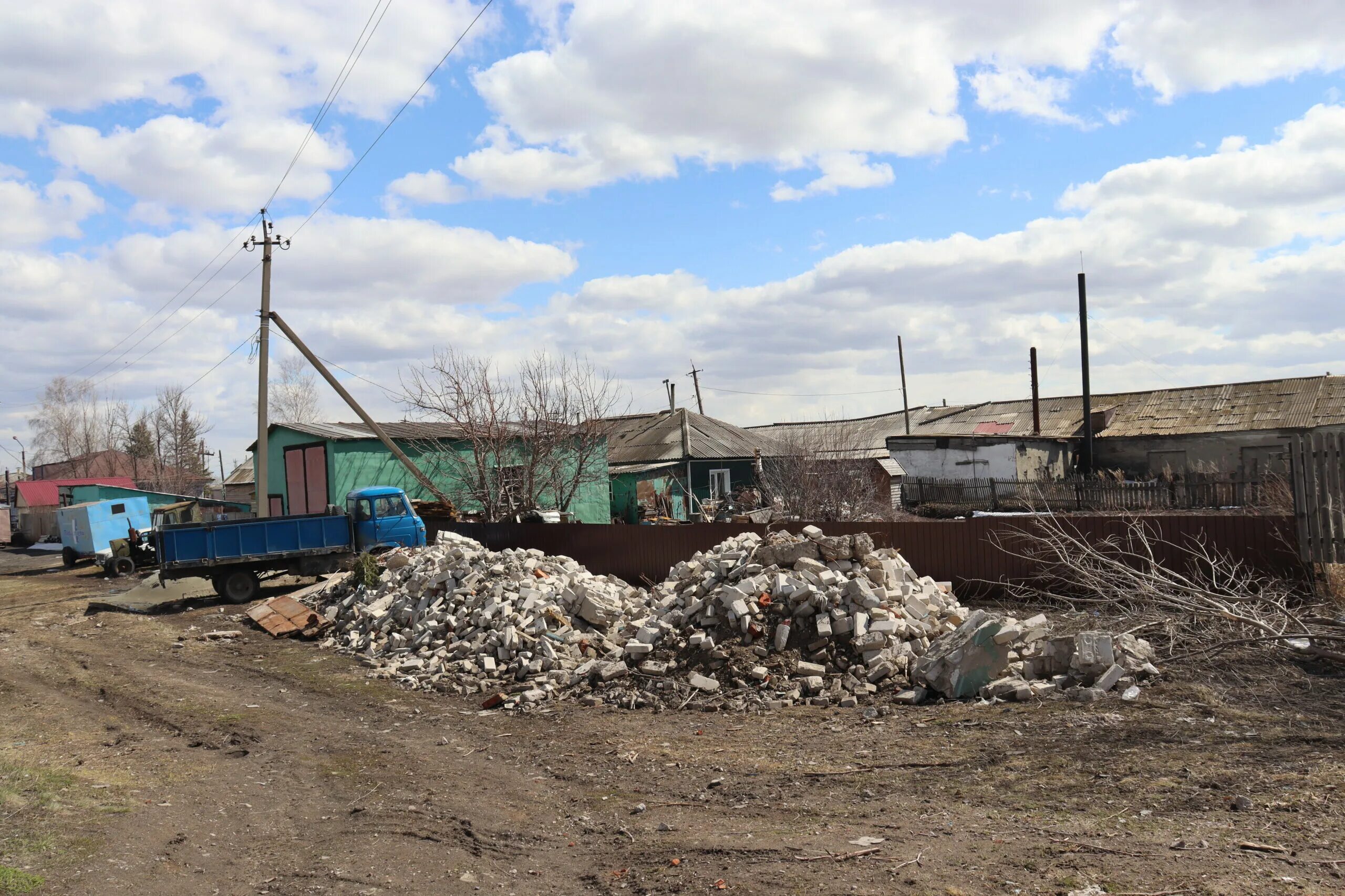 Уровень усть пристань. В селе. деревня усть-пристань. бытовые отходы. усть-пристанский район.