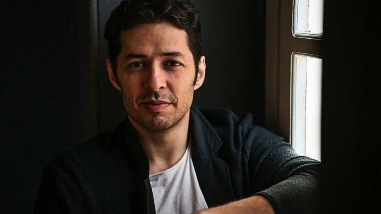 Фырат таныш. Мерт фират. мерт фырат турецкий актёр. фырат таныш актер.