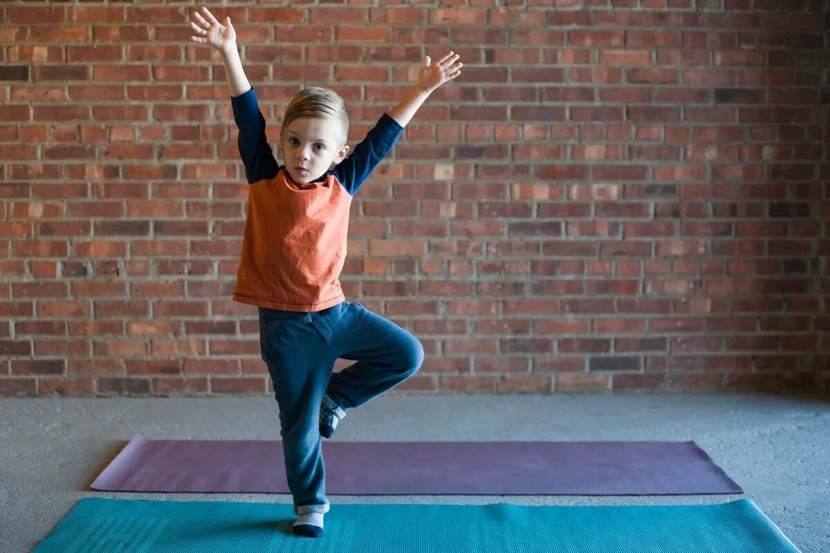 тренировка дома для детей. комплекс упражнений с гантелями для мальчика 12 лет. родители и дети занимаются спортом. сеьм язанмиается спортом. упражнения с гимнастической палкой для детей 6-7 лет.