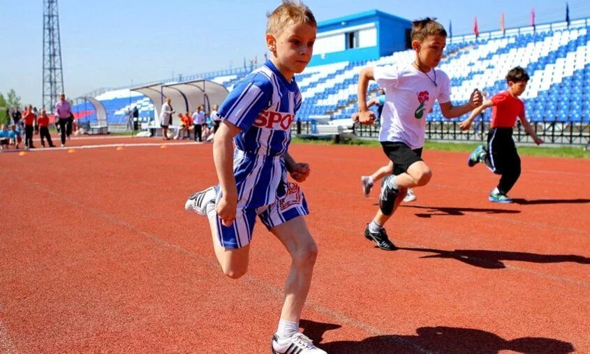 Мальчики на спортивных соревнованиях. Юные спортсмены. Китайские дети. Спортивные дети. Юные спортсмены.