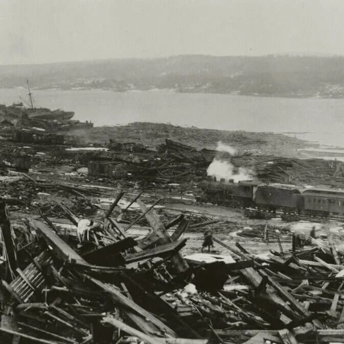 Великое чилийское землетрясение 1960 года. Лайнер normandie крушение 1942. Катастрофа 18 века. Катастрофы 20 годов. Чикаго 1944.