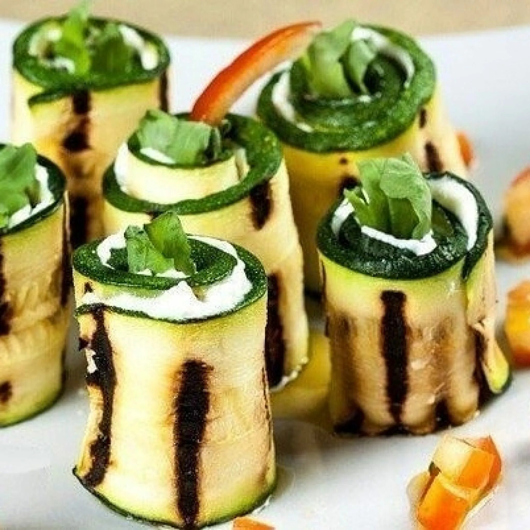 Роллы из кабачков. Кабачковые роллы. Канапе с кабачком. Роллы из кабачков с творожным сыром. Рулетики из цукини с творожным сыром.