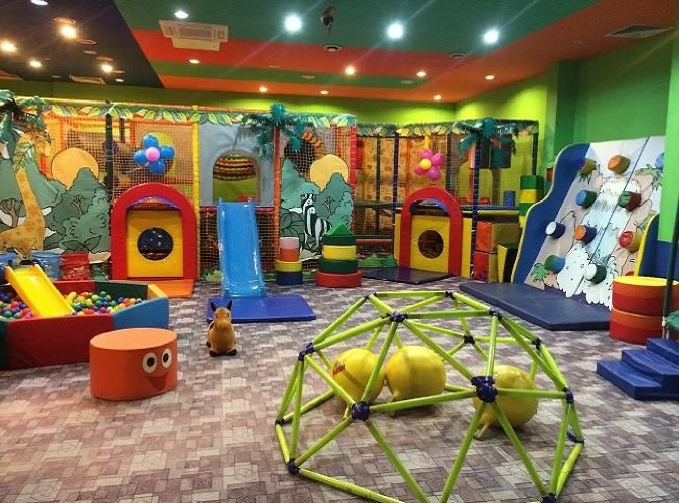 Центр игровая комната. Детская игровая площадка в тц. Развлекательная комната для детей. Игровая комната для детей. Детская игровая комната.