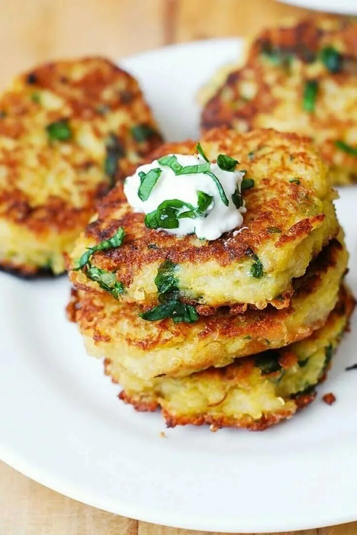 Рецепт котлет из кабачков и картофеля. Кабачковые оладьи кето. котлеты из кабачков. котлеты из кабачков с сыром. овощные котлеты.