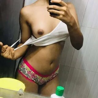 Hot Sexy Babe Likes To Show Her Pussy, Don't Miss? 