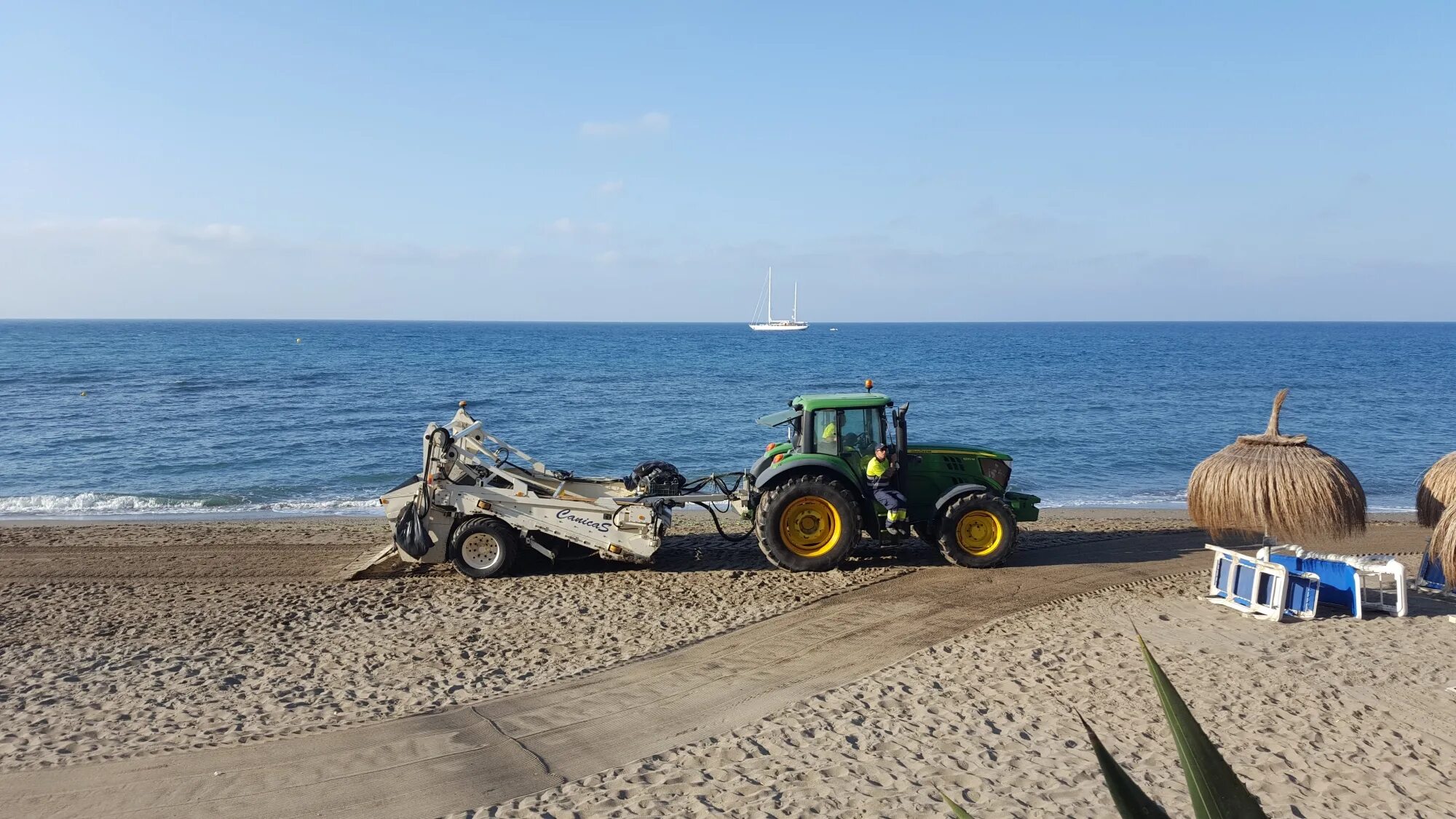 Beach clean. Техника для уборки пляжа. Машина для уборки пляжа. Уборка пляжа. Машины по уборке пляжа.