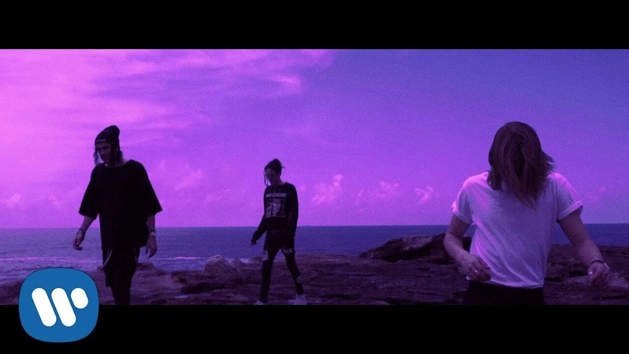 Песня into it chase atlantic. Клинтон кейв chase atlantic. chase atlantic группа. chase atlantic swim обложка. митчелл кейв chase atlantic.