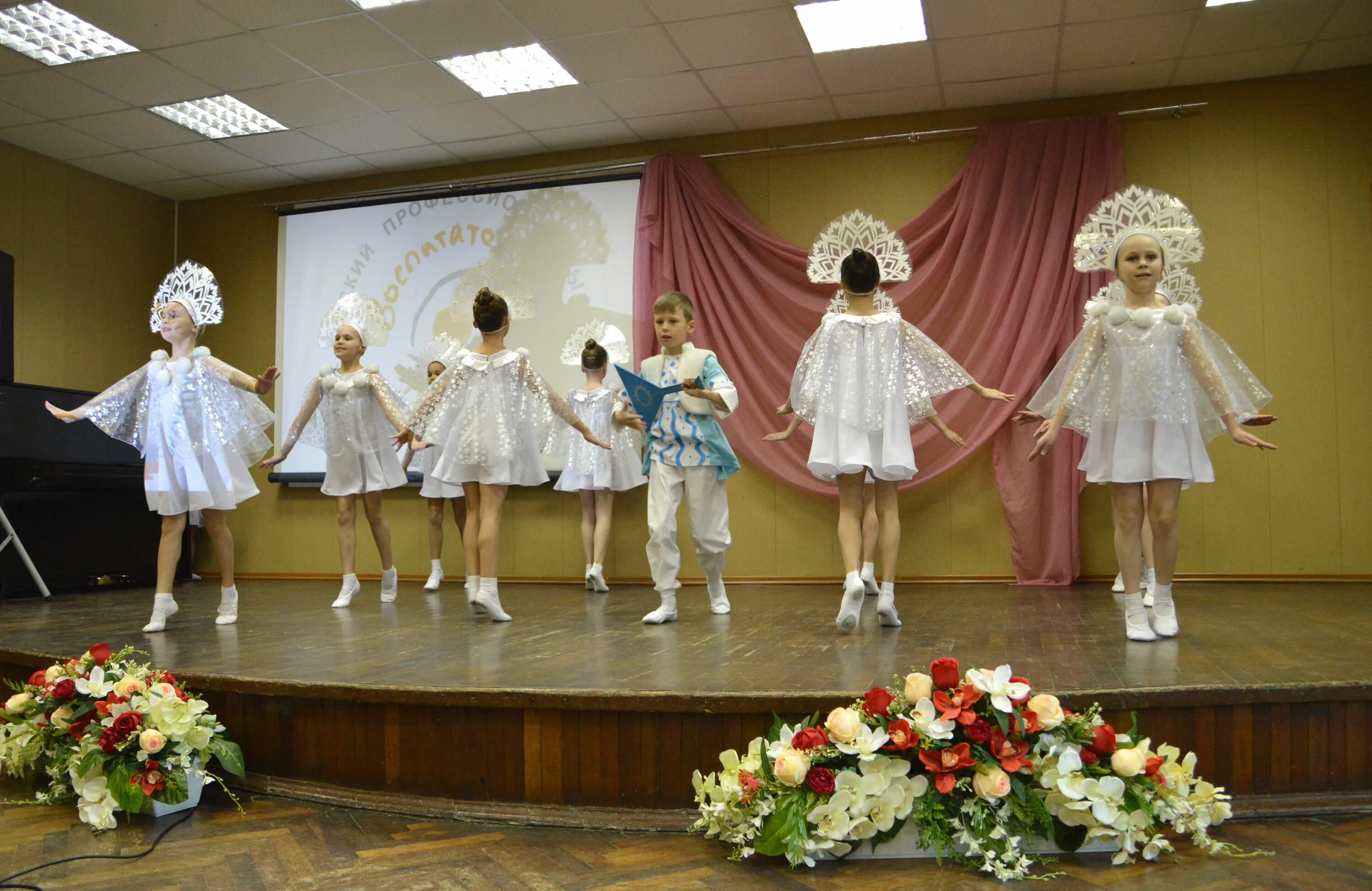 Воспитатель года в садике. Воспитатель. Конкурс воспитатель года. Воспитатель детского сада. Творчество детей 4 года на конкурсе в сад.