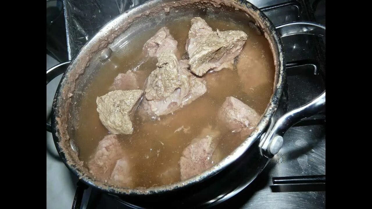 Говядина для варки. Как сварить говядину мягкой в кастрюле. Как сварить говядину мягкой в кастрюле. Варка мяса. Чтобы мясо было мягким и сочным при варке в какую воду класть.