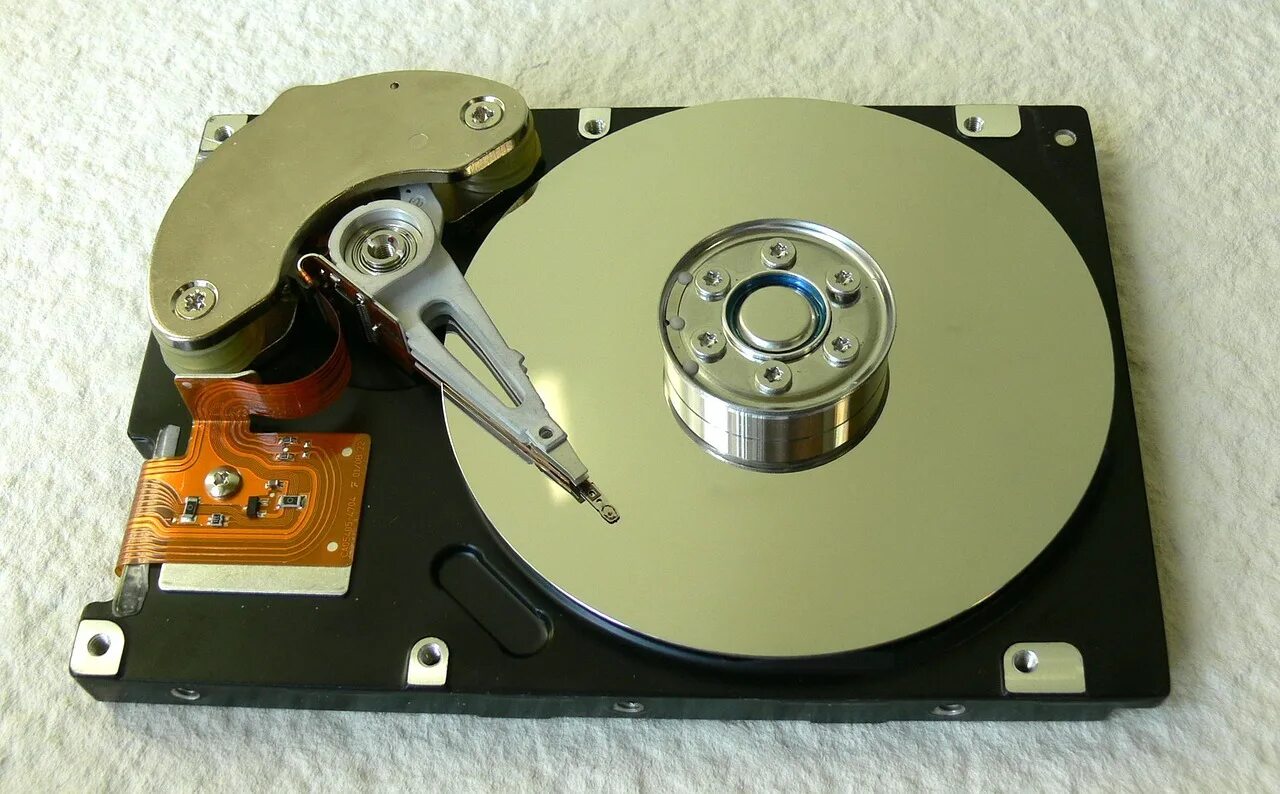 Интерфейс жесткого диска hdd. Жесткий диск 1999. накопитель информации - жесткий диск (hdd, hard disk drive). жесткий диск (накопители на жестких магнитных дисках, нжмд). первый магнитный жесткий диск.