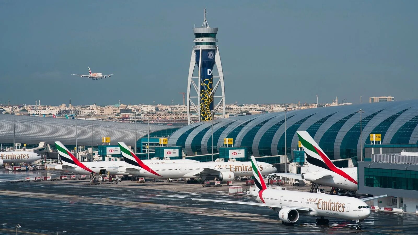 Международный аэропорт Дубай (ОАЭ). Dubai DXB аэропорт. Дубай Интернешнл аэропорт. Аэропорт Эмирейтс в Дубае.