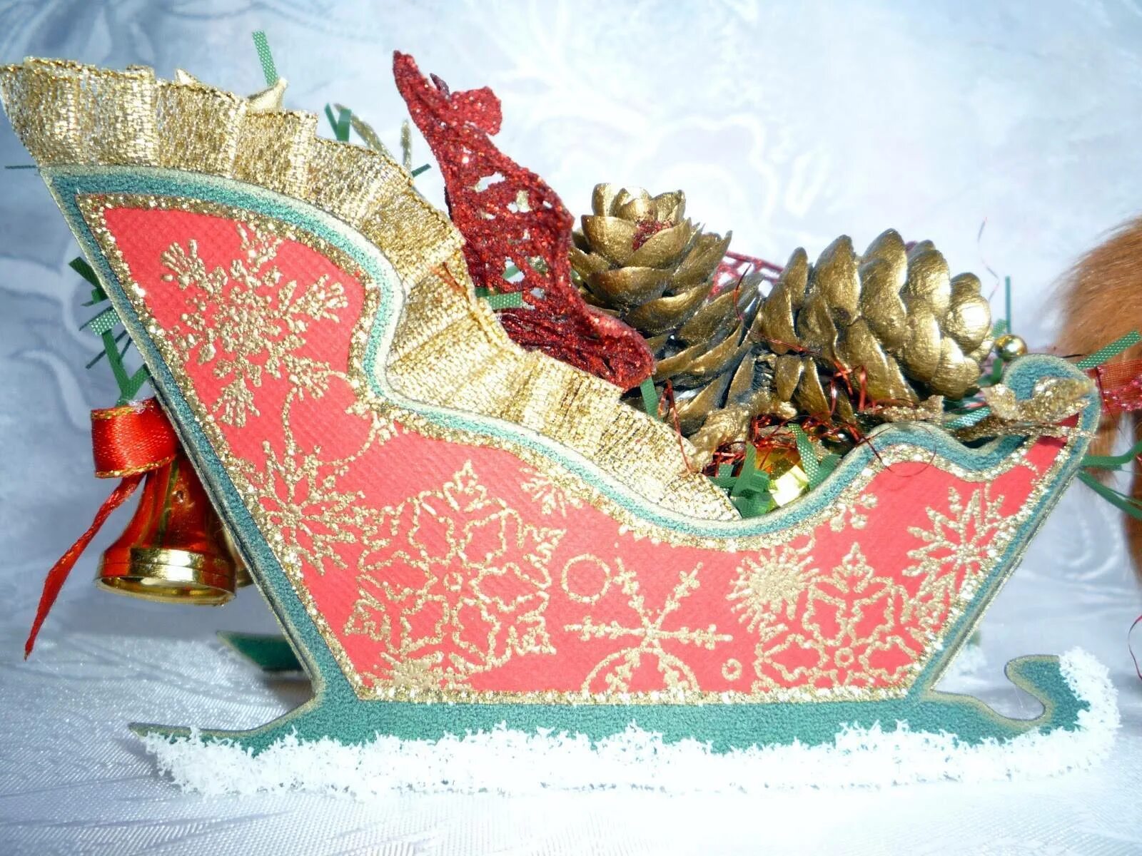 Поделки санки своими руками новогодние. Дед мороз на санках. Новогодние сани. Поделка сани деда мороза. Санки декоративные новогодние деревянные.