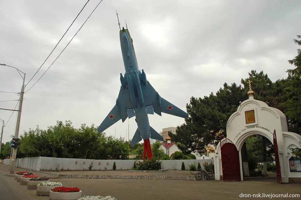 Краснодар глазами. Слава авиации Краснодар мемориал. Памятники самолет Краснодара. Батайск Авиагородок памятник самолет. Памятник самолет Краснодар Дзержинского.