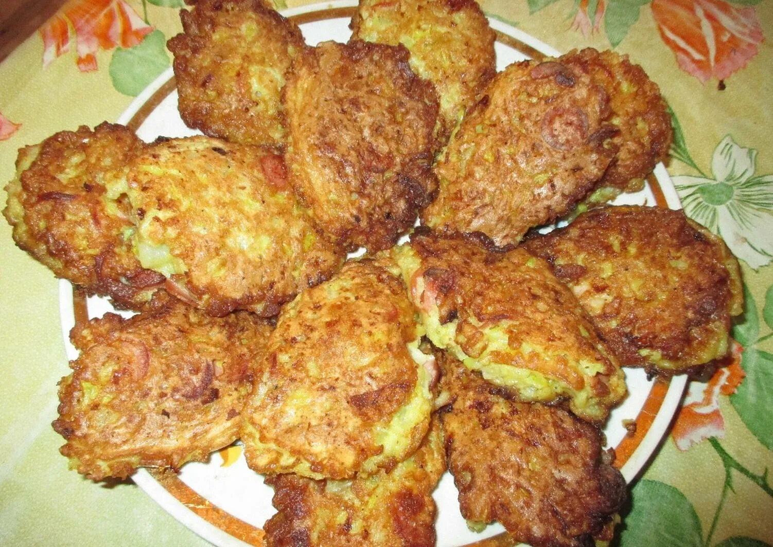 Нужно ли в котлеты лук. Котлеты с луком. Луковые котлеты. Котлеты из гороха. Котлеты.