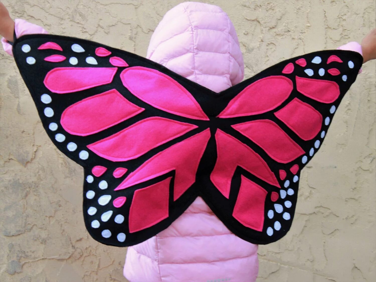 Простые крылья бабочки. Костюм бабочки. Ткань Крылья бабочки. Крылышки бабочки из ткани. Костюм бабочки для девочки.