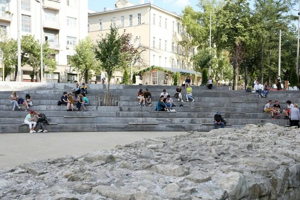 Сквер антропова яма в москве. Тусовка в яме москва. Москва хохловская площадь амфитеатр. Яма москва китай город. Хохловская площадь амфитеатр.