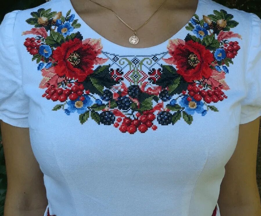 украшение одежды вышивкой. вышивка крестиком. вышитые цветы. риолис 1078. ручная вышивка гладью.