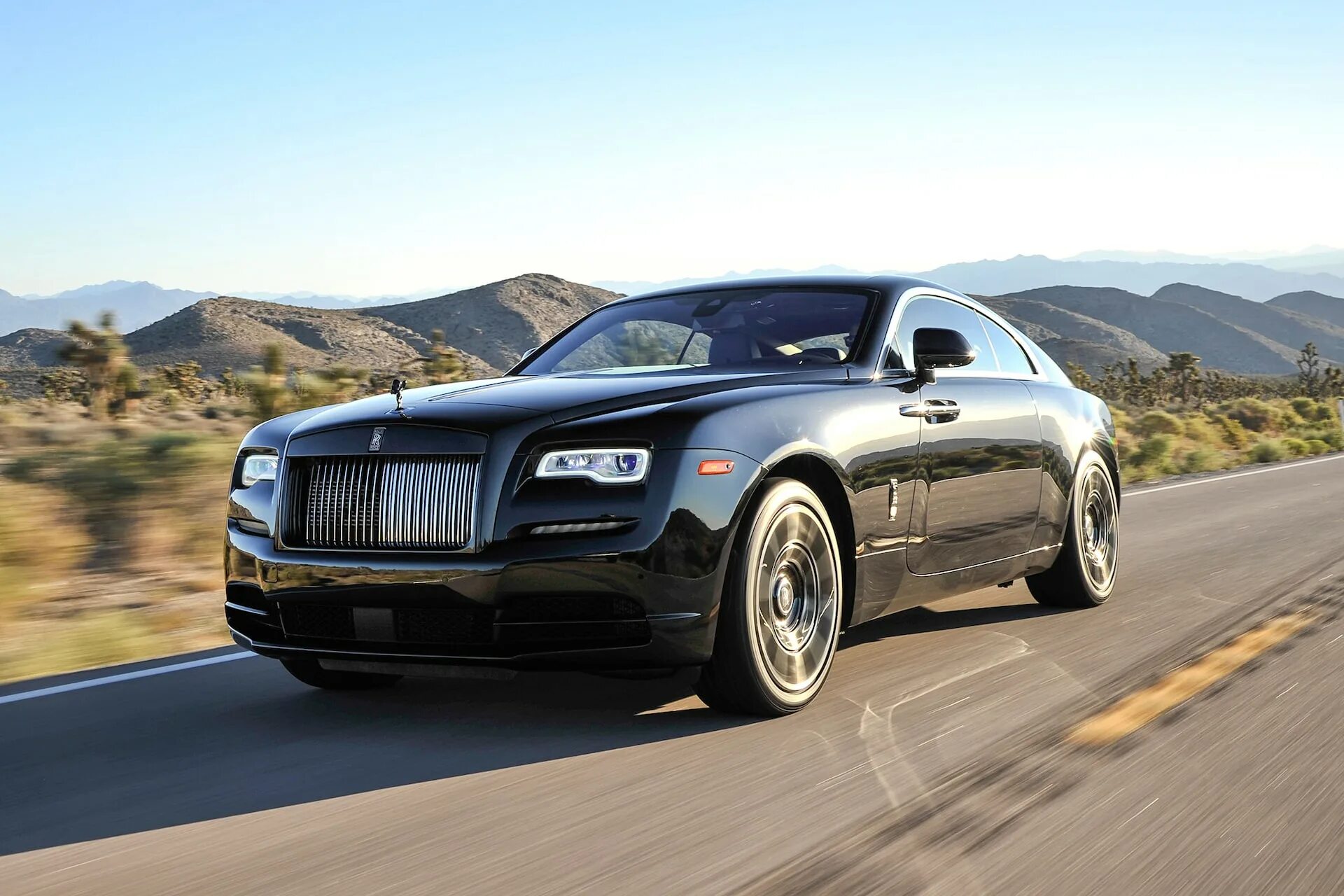 Rolls royce wraith gold. Роллс ройс врайт. Rolls royce wraith black badge 2021. Роллс ройс серый. Wraith 2017.