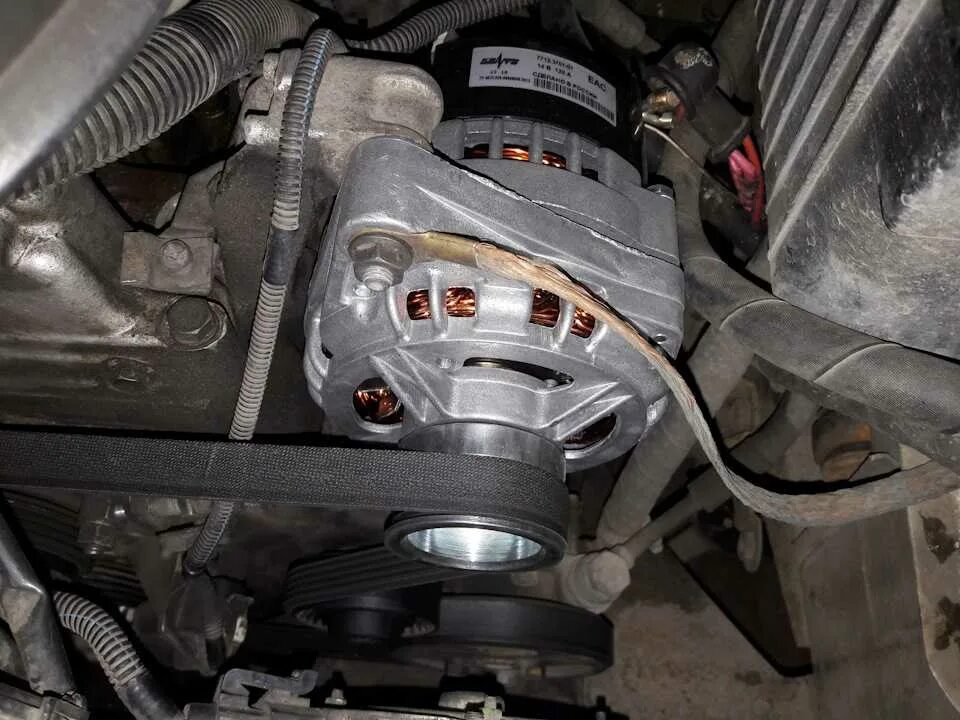 7. Нива шевроле 2004 снятия генератора. Генератор нива шевроле 2003. Крепление генератора 2123. Генератор chevrolet niva.