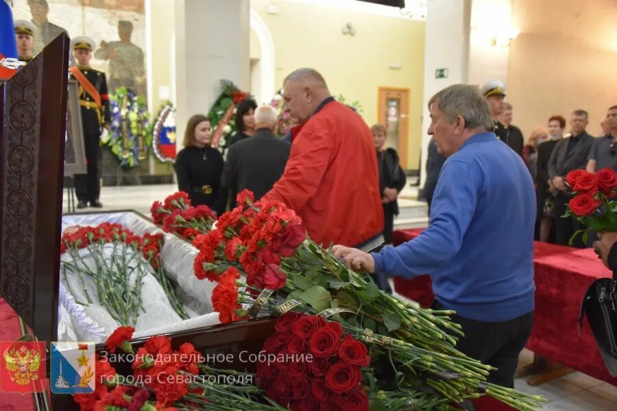 Севастополь прощание. Прощание с кораблем. В севастополе простились с погибшим. Севастополь прощание. Прощание с крейсером москва в севастополе.