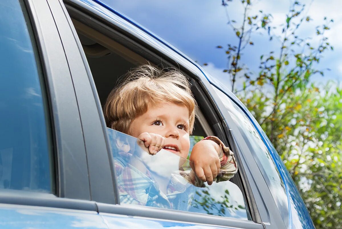 Гражданин сидоров припарковал свой автомобиль на детской. ДТП С участием детей картинки. Ребенка интересует машины.