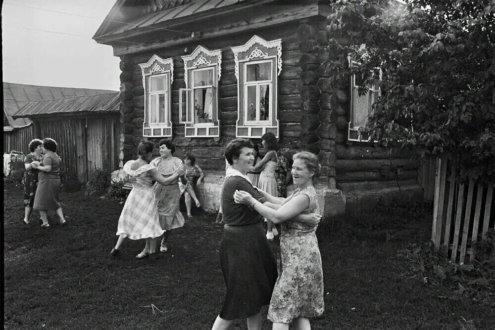 Пар 50 история. Советская деревня. Советские люди в деревне. Танцы в деревне. Деревня 60-х годов.