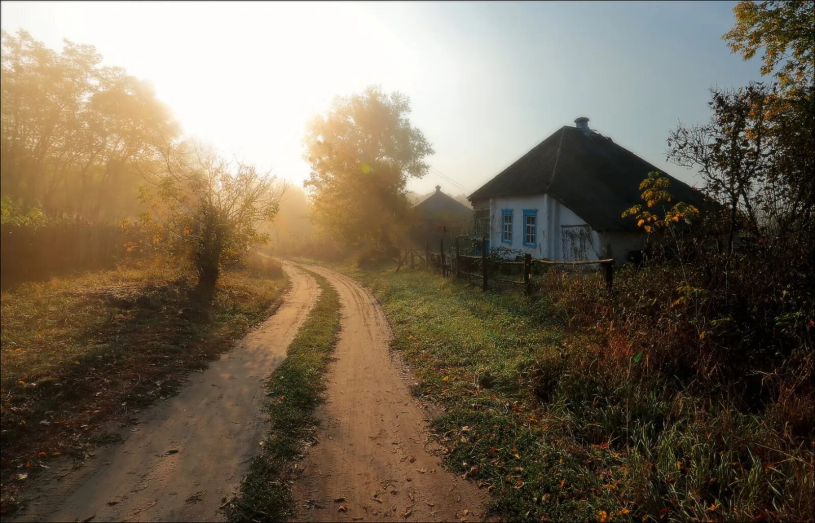 Сельская дорога. Дорога в деревне. Деревенский домик. Тропинка в деревне. Осень дорога в деревне