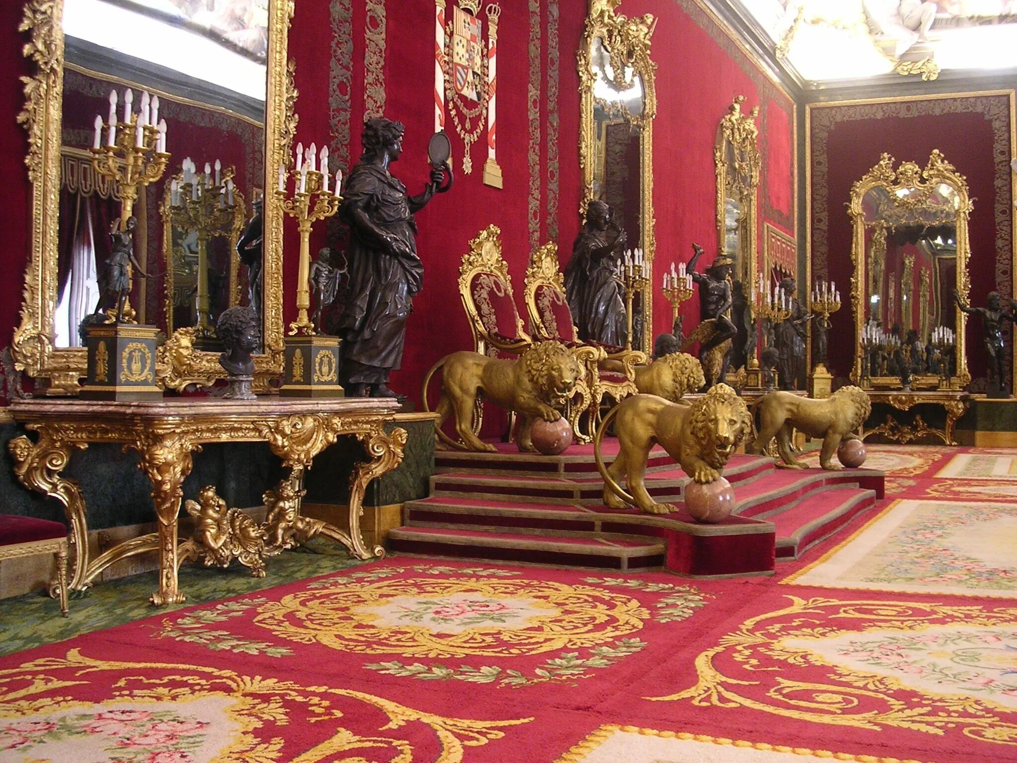 Королевский дворец в Мадриде. Royal Palace (Королевский дворец Испания. Королевский дворец в Испании (Palacio real de Madrid). Дворец испанских королей в Мадриде. Резиденция королей на юге испании красный замок