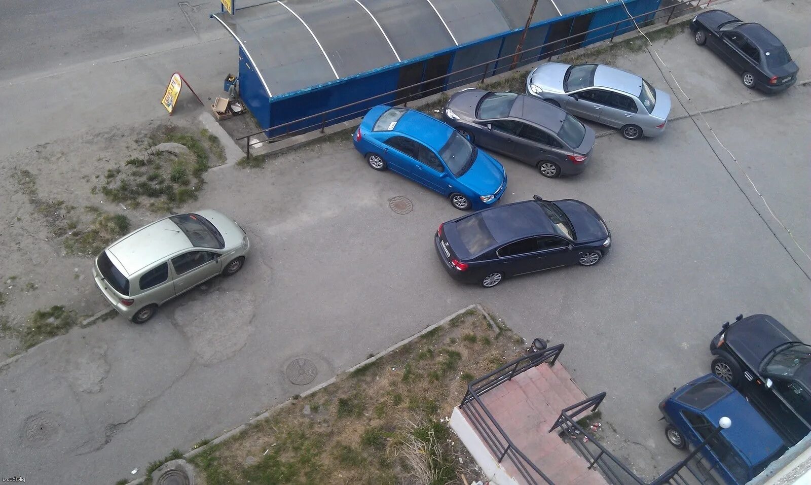 Заблокировали машину во дворе куда. Автомобиль во дворе. машина на парковке. автомобиль заперли на парковке. машину заблокировали на парковке.