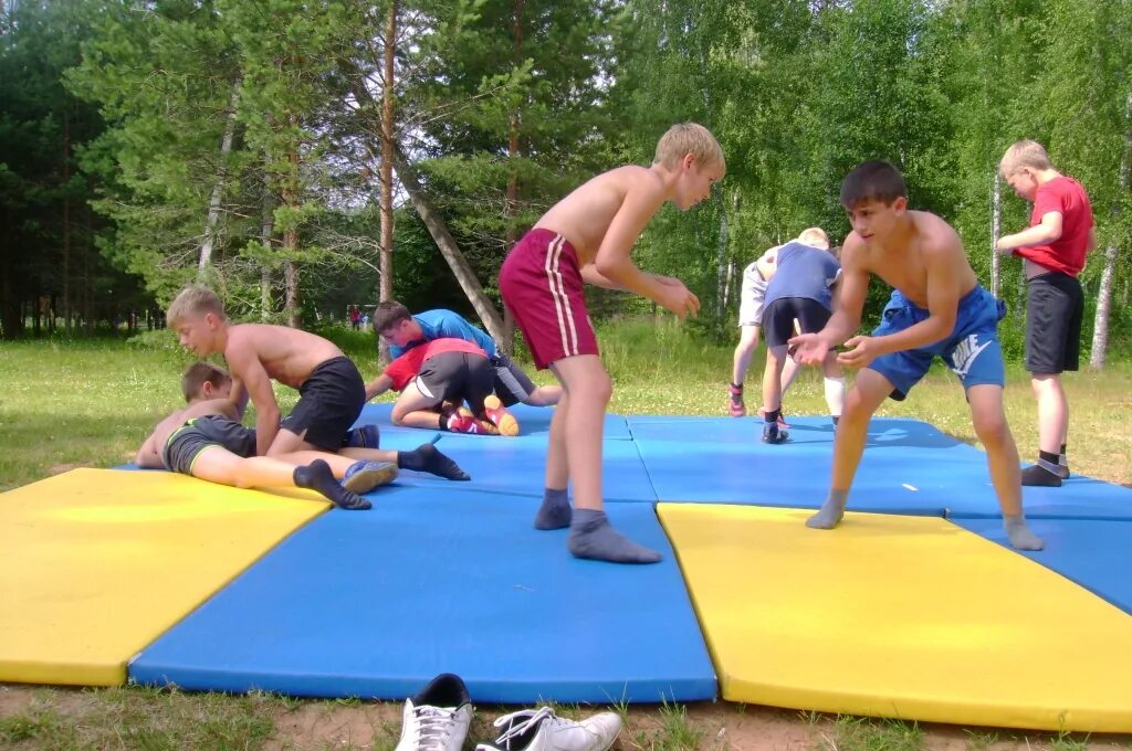 Проходит спортивный лагерь. Спортивно оборонный лагерь в Грибановке. Спортивный лагерь для мальчиков. Спорт в лагере. Летний спортивный лагерь мальчики.