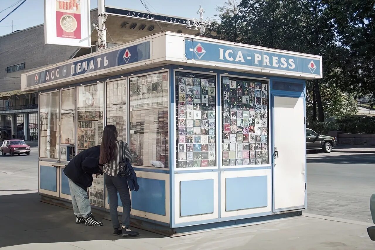 Игра киоск. Ларек с дисками. киоск с кассетами. кассетный ларек. ларек на рынке.