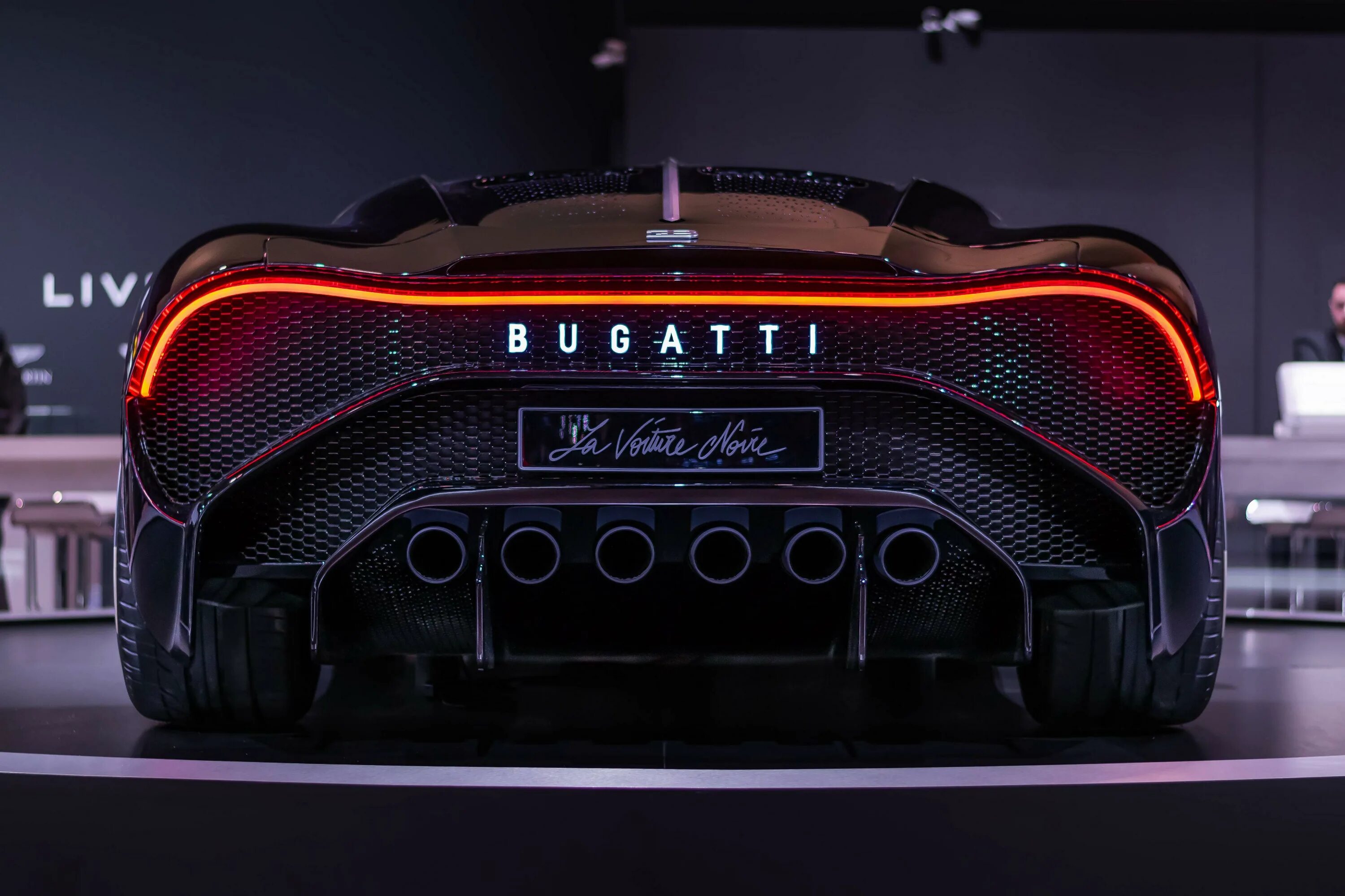 Most expensive Bugatti. Бугатти за 932 816 000 рублей. Значок бугати ла воитур Ноир. Сочные цвета Бугатти ла Ветюр.