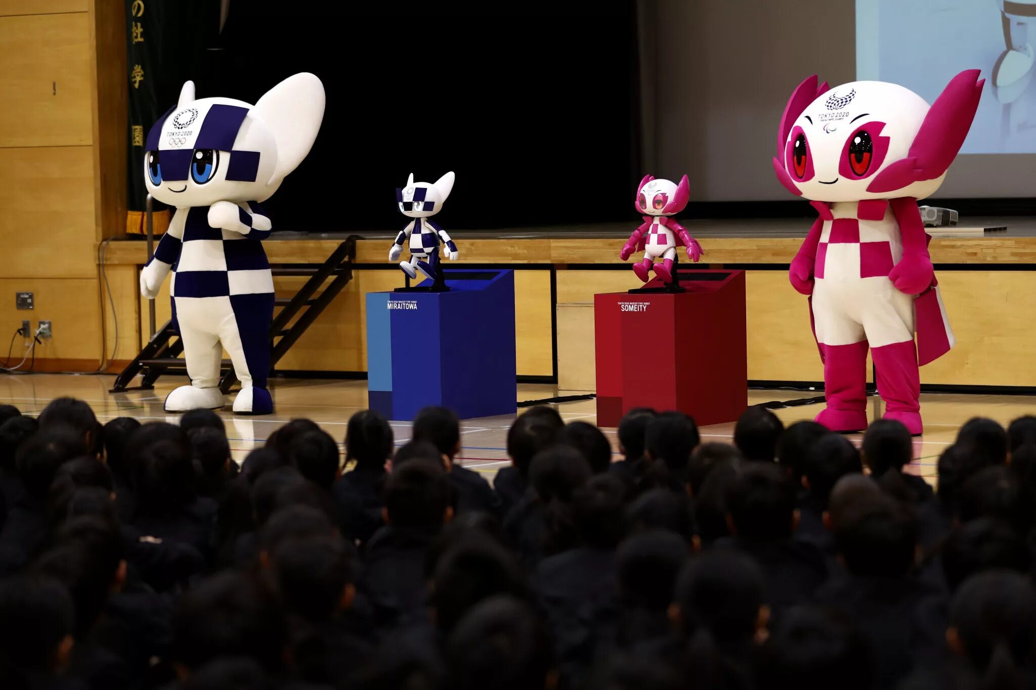 Робот 2025. Маскот олимпиады 2025. маскот токио. tokyo 2025 olympic mascots. токио 2025 олимпиада miraitowa in someity.
