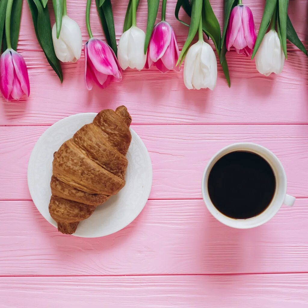 Весенние сладости. Кофе и цветы. Кофе на завтрак с тюльпанами. Круассан и тюльпан. Завтрак с цветами.