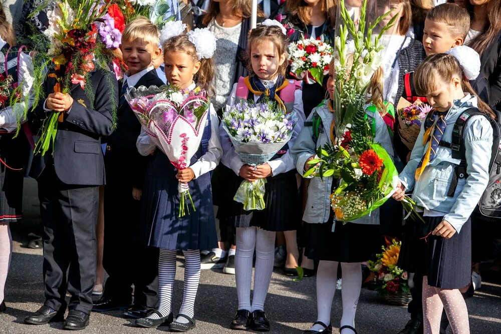 линейка классов 5 школы. тасеевская сош 1 2022. школа 1420 1 корпус. гбоу школа марьино 2110 учителя. первоклашки в москве на первое сентября.