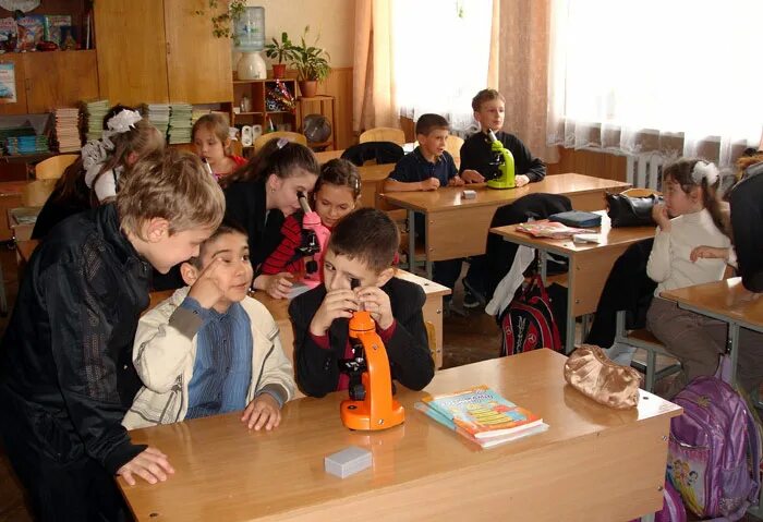 первый урок биологии. профильные классы в школах. урок биологии 1 класс. школьники на уроке. урок биологии в школе.