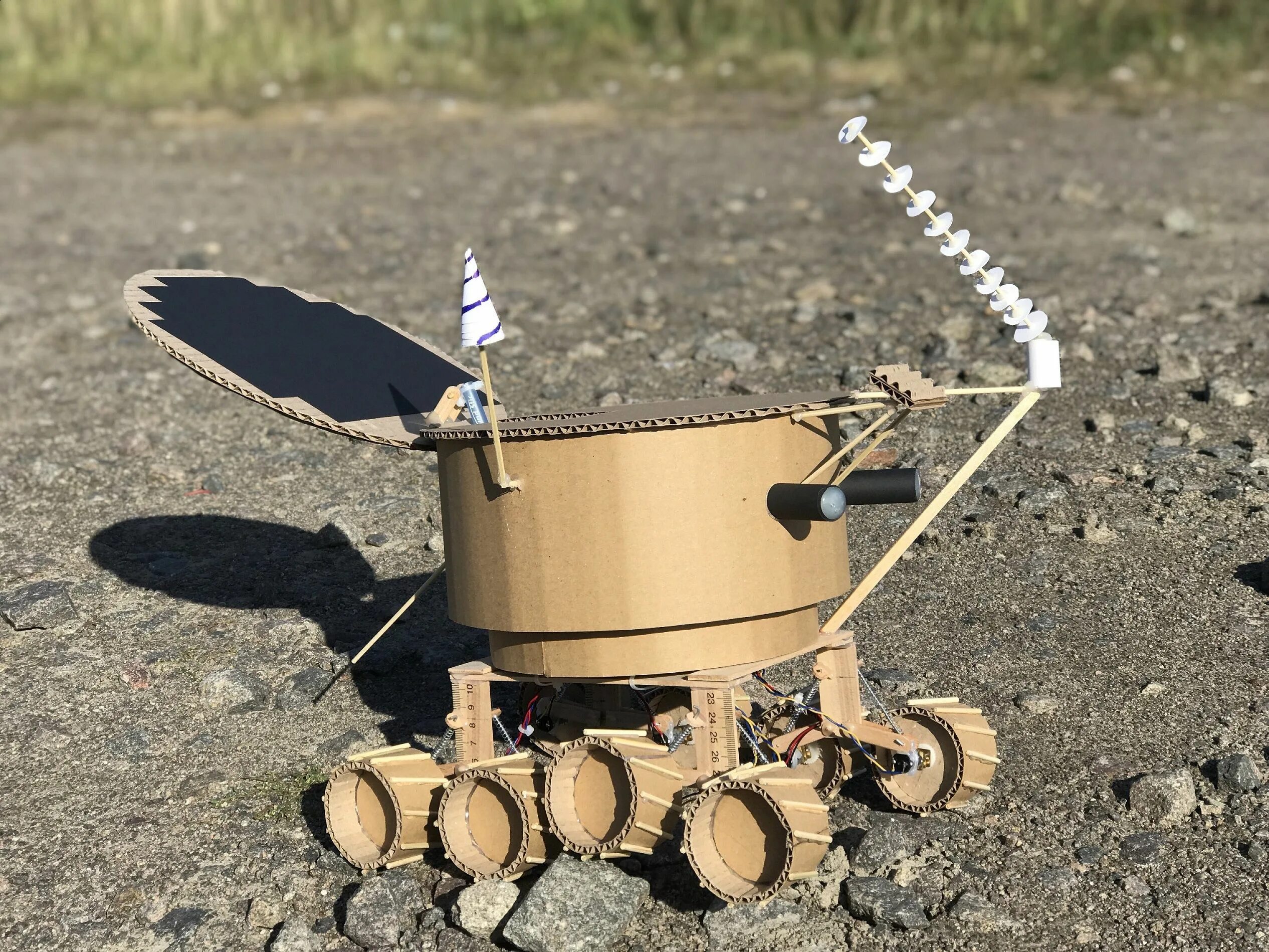 делаем луноход. поделки на тема крсмос. луноход из подручных материалов. луноход поделка своими руками в детский сад. луноход из подручных материалов.