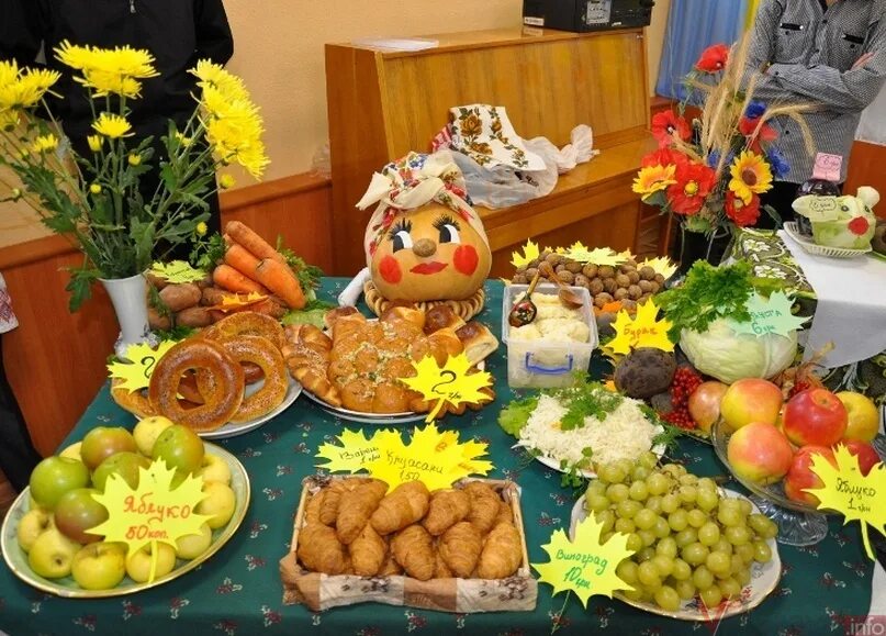 Украшения на ярмарку осеннюю. Осенняя ярмарка в садике. Выставка дары осени в школе. Стол на ярмарку в детском саду. Ярмарка в детском саду.