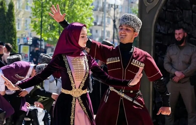 Чеченский народный костюм. Ингушские девушки. Чечня мужчины и женщины. Девушки чечни. Чеченские праздники.