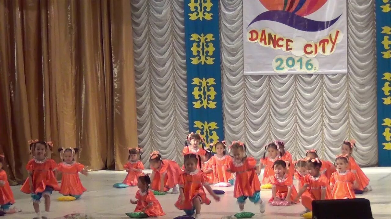 Пузыри танец росинка. Танец губки бантиком в детском. Танец губки бантиком. Танец губки бантиком в детском саду. Танец под песню губки бантиком бровки домиком видео.