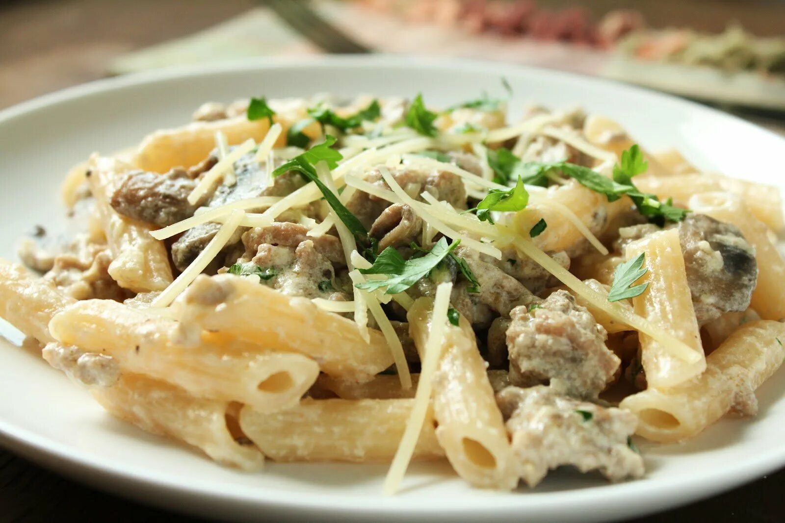 Паста с мясом и сметаной