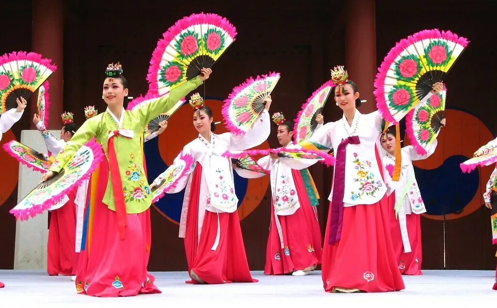Корейский танец песня. Корейский танец Муго. Салпури корейский танец. Корейские традиционные танцы. Народные танцы Кореи.