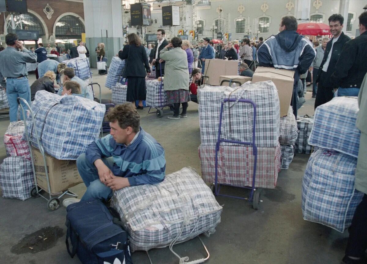 Кто такие челноки в 1990 е. Россия 1990 челноки. Челноки с баулами в 1990-е. Клетчатая сумка. Клетчатая сумка челнока.